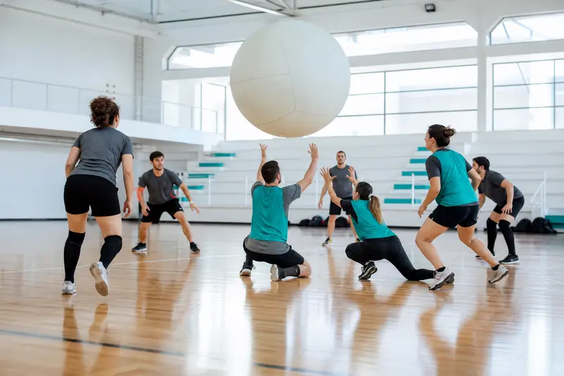 Joueurs coopérant autour d’un grand ballon lors d’un sport d’équipe collectif.
