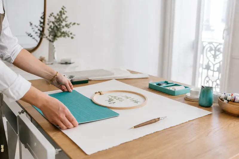 Table à dessin réglable préparée pour calligraphie, couture et loisirs créatifs.