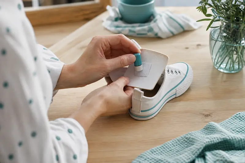 Tampon textile appliqué sur l’étiquette intérieure d’une chaussure en toile