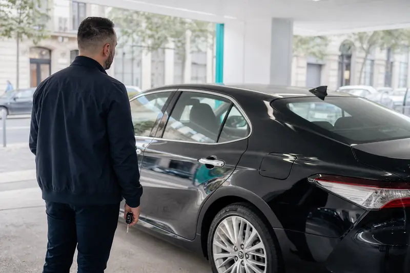 Véhicule hybride de location VTC prêt pour un chauffeur professionnel.