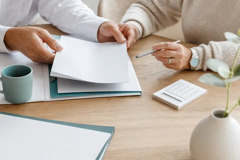 Documents d’assurance-vie illustrant les effets possibles de la loi Sapin.
