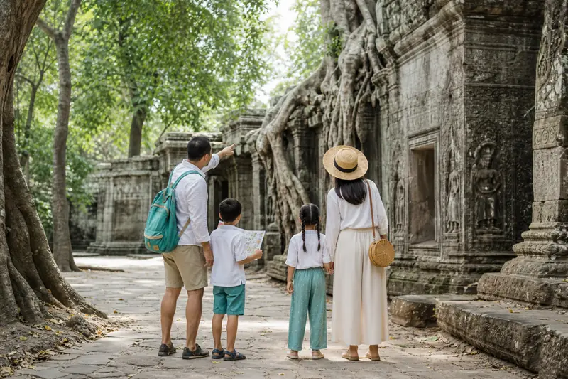 Une famille découvre les temples d’Angkor lors d’un voyage au Cambodge.