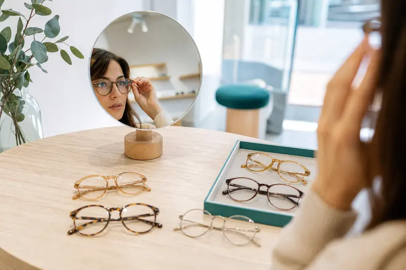 Sélection de montures de lunettes tendance en acétate et métal sur une table claire