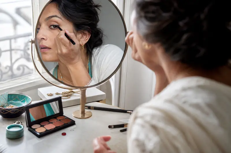 Maquillage indienne avec regard khôlé, paupières cuivrées et bindi discret.