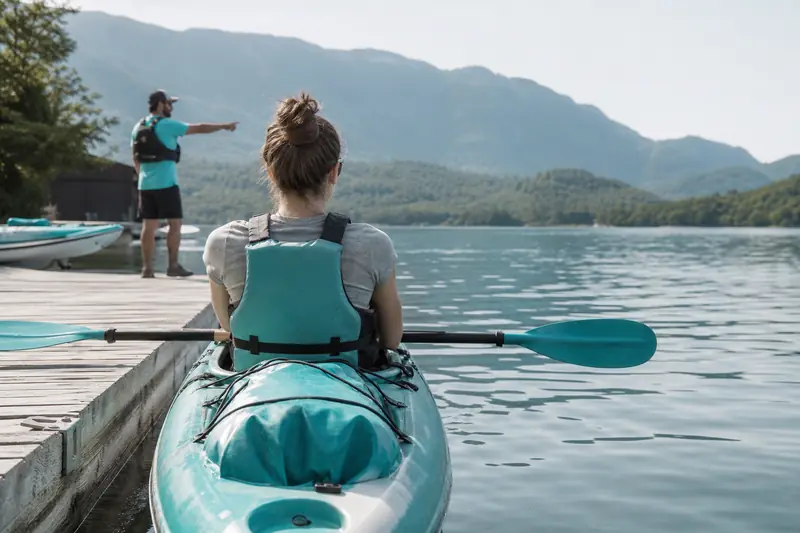 Initiation aux sports nautiques en kayak sur un lac calme français