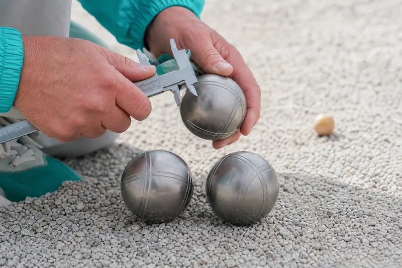 Boules de pétanque homologuées mesurées avant une compétition internationale