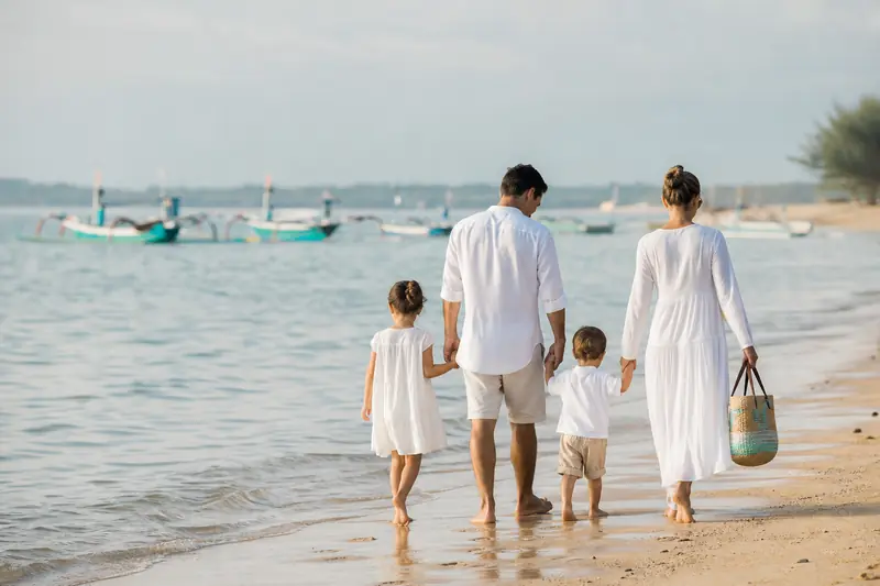 Famille sur la plage de Sanur pendant un voyage à Bali