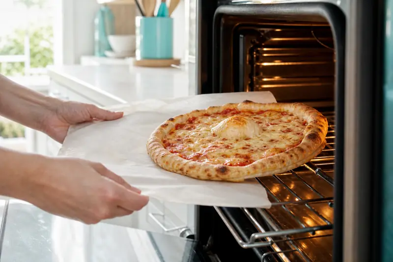 Pizza surgelée gonflant au four sur une grille de cuisson