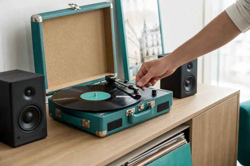 Platine vinyle Auna Jerry Lee ouverte avec disque et enceintes externes.