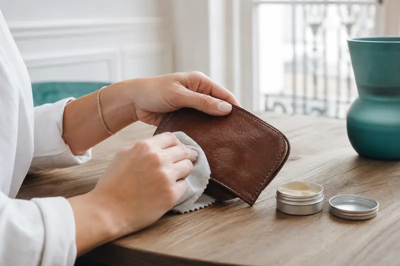 Entretien d’un porte-monnaie en cuir avec chiffon doux et crème