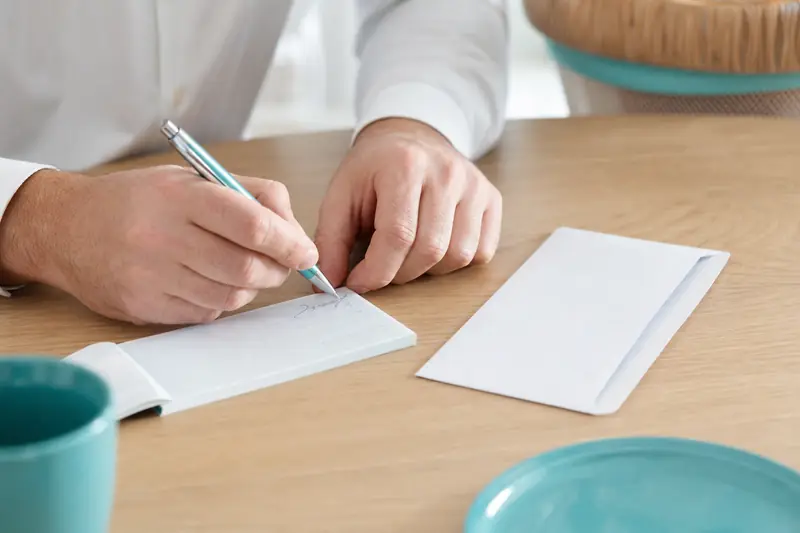 Signature au dos d’un chèque avant son dépôt à la banque