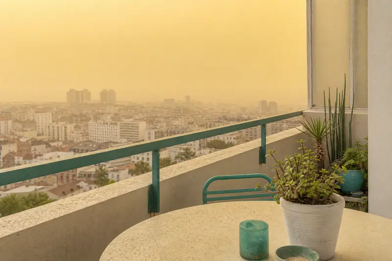Ciel jaune au-dessus d’une ville française durant un épisode de poussières