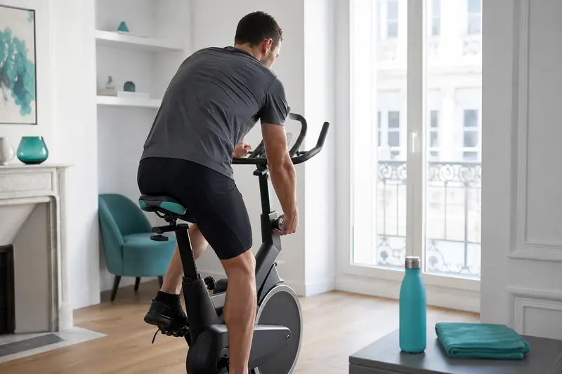 Personne sur vélo de cycling d’intérieur pour soutenir une perte de poids
