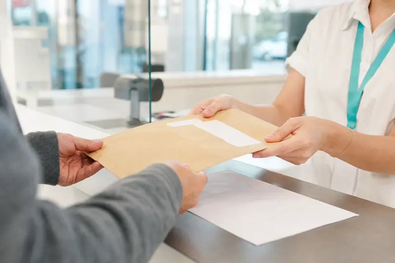 Dépôt d’une lettre recommandée au guichet d’un bureau de poste français