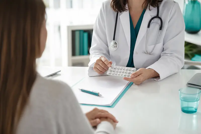 Consultation médicale sur le traitement du SLE avec documents et médicaments neutres.