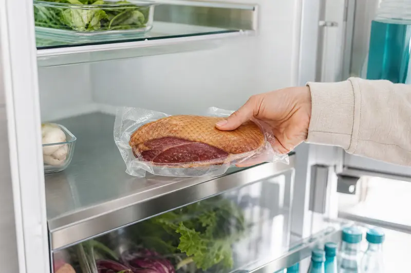 Magret fumé sous vide rangé dans la zone froide d’un réfrigérateur.