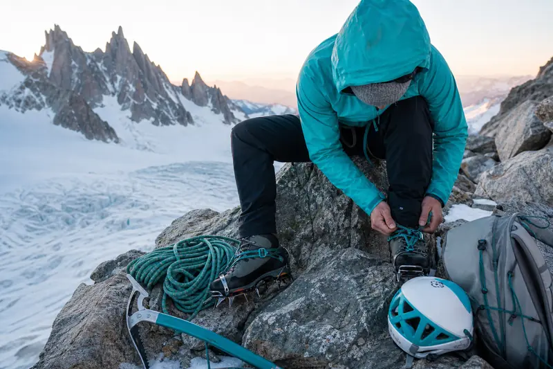 Matériel de haute montagne préparé près d’un glacier avant une course alpine
