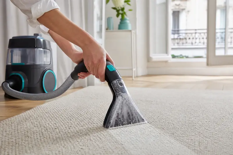 Shampouineuse en action sur un tapis clair dans un salon lumineux