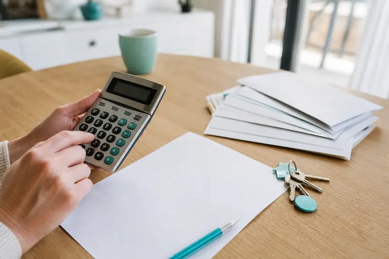 Calcul et documents de crédit à la consommation sur une table en bois