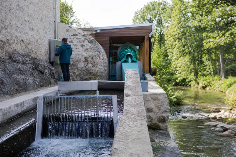 Petite installation d’énergie hydraulique près d’un ruisseau et d’un ancien moulin.