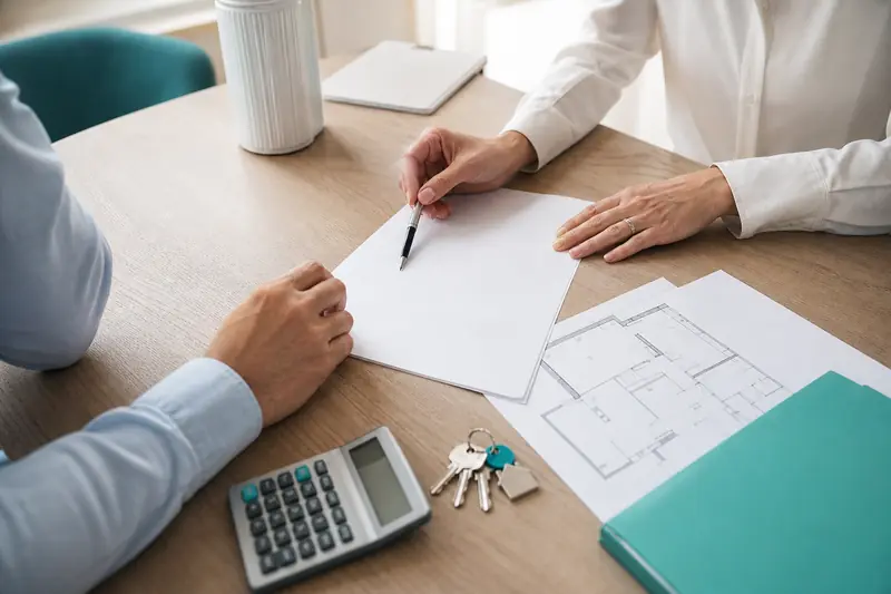 Signature d’un compromis de vente immobilier autour de documents et de clés