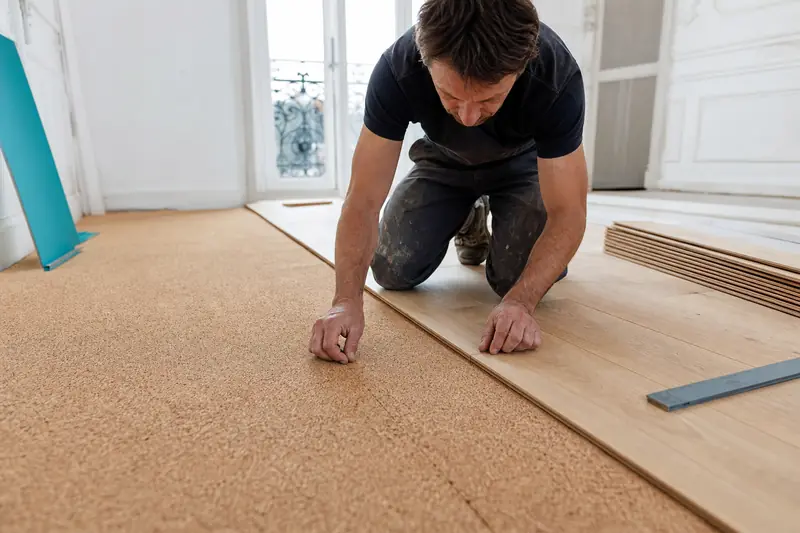 Pose d’une sous-couche en liège sous un plancher bois flottant