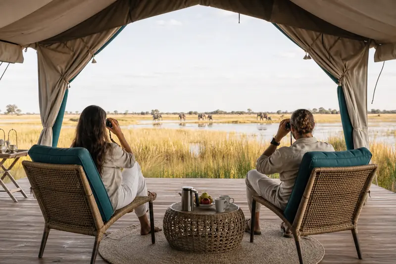 Camp sous tente de safari au Botswana face à une lagune de l’Okavango