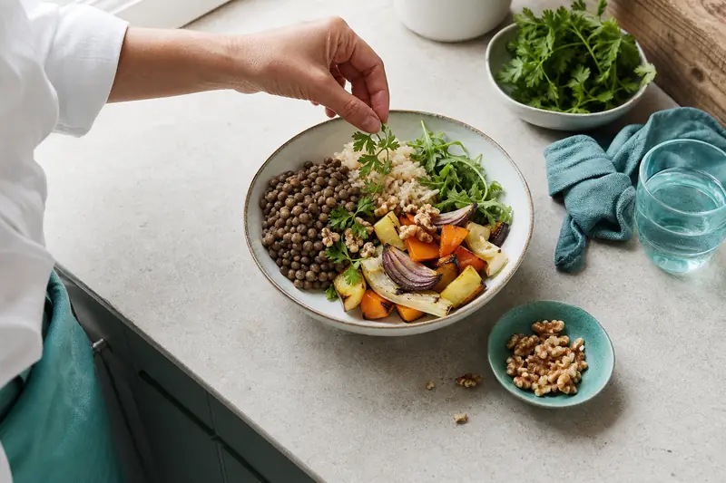 Préparation d'un repas à faible indice glycémique avec lentilles et légumes frais