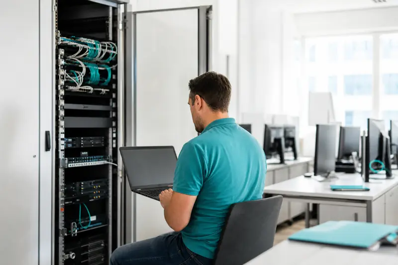 Administrateur configurant un serveur KMS dans une salle informatique d’établissement