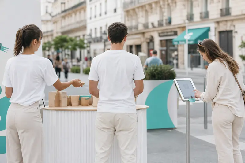 Opération de street marketing avec animateurs et échantillons dans une rue française