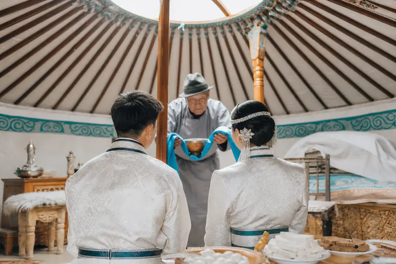 Couple en deel célébrant un mariage mongol traditionnel dans une yourte