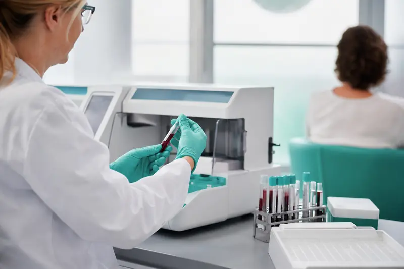 Prélèvement sanguin en laboratoire pour un dosage de TSH ultra sensible