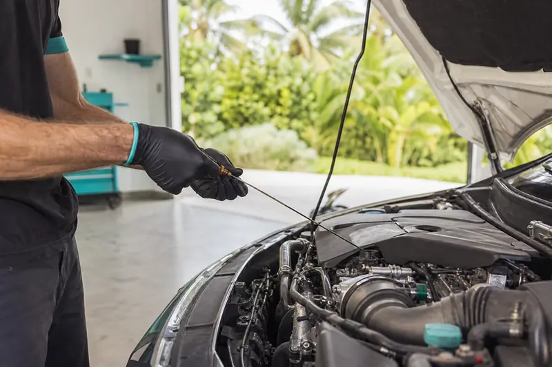 Contrôle de l’huile moteur d’une voiture sous chaleur tropicale