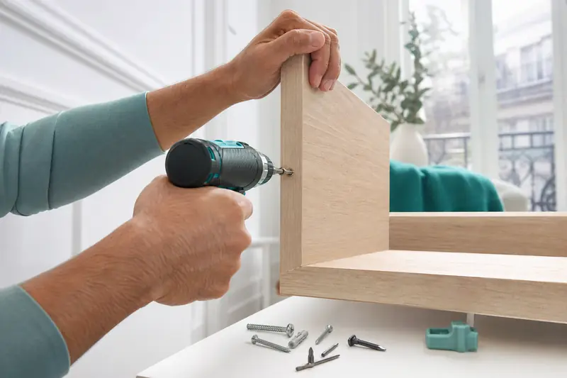 Visseuse sans fil légère utilisée pour monter une étagère en bois clair