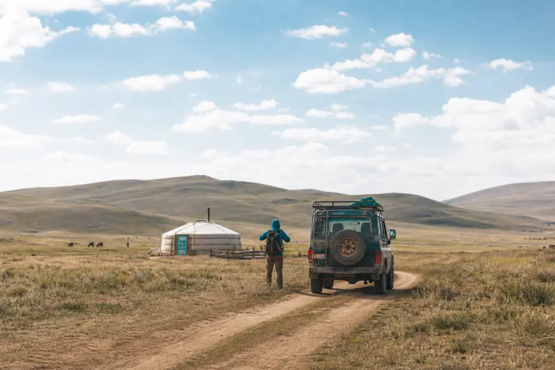 Voyage en Mongolie : piste traversant les steppes vers une ger isolée