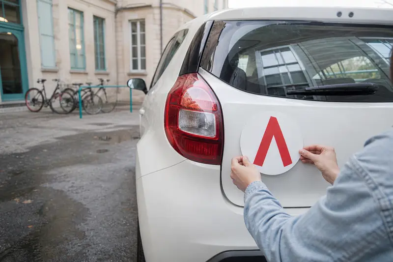 Pose d’un disque A à l’arrière d’une voiture de jeune conducteur