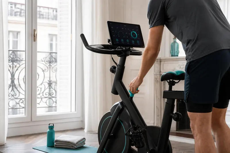 Vélo d’appartement connecté avec tablette pour une application de cycling intérieur